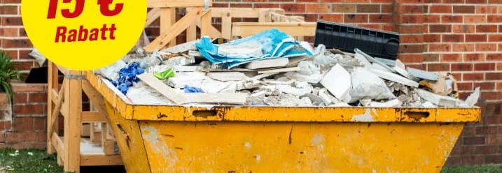 Ein gelber Container ist mit Bauschutt gefüllt, daneben gelber Button mit Aufschrift "15€ Rabatt"